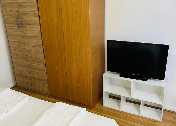 Ensuite With Kitchen Ext Large Room With Balcony In Zone 2