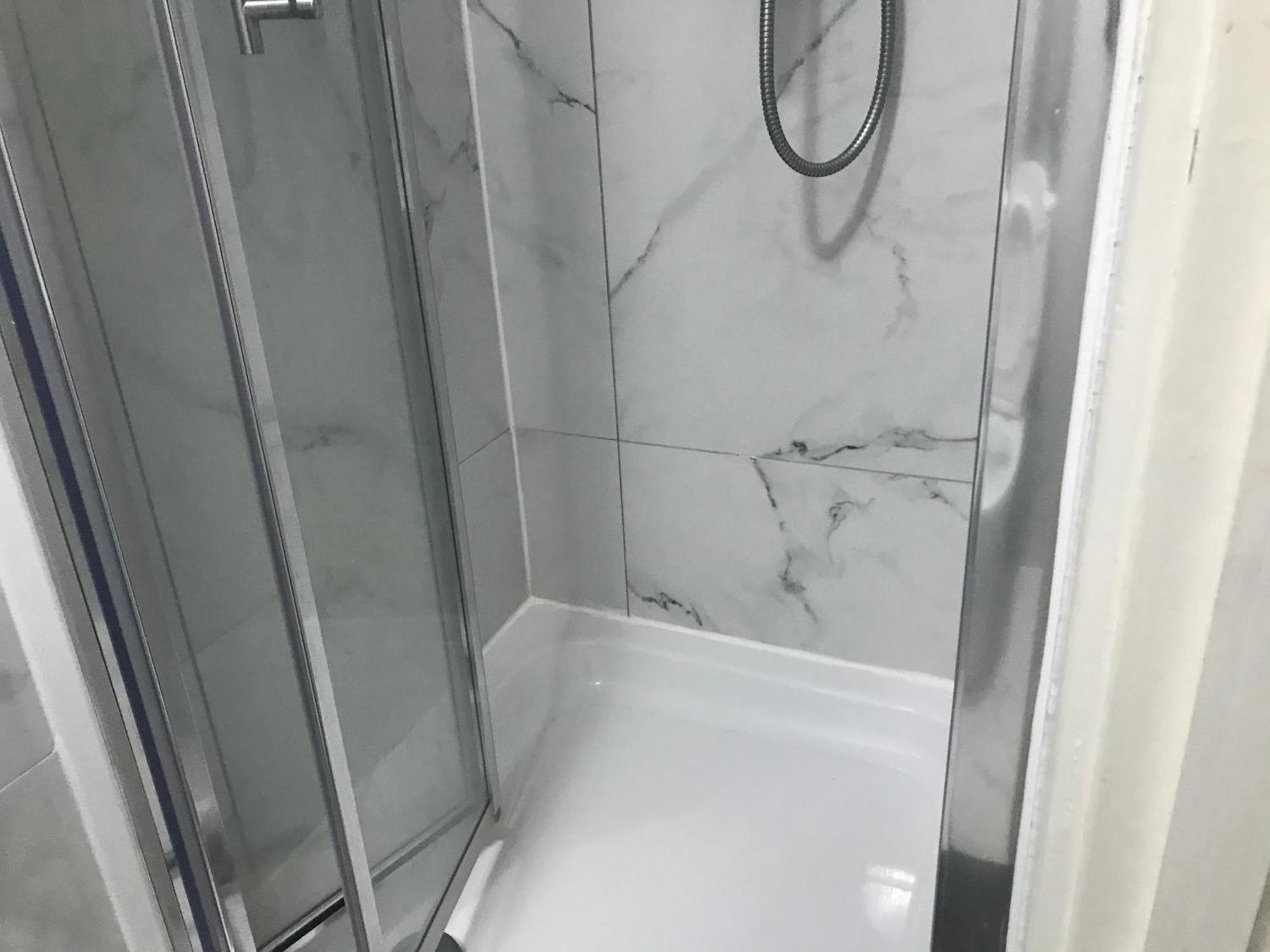 Appartement Ensuite With Kitchen Ext Large With Balcony In Zone 2 Londres