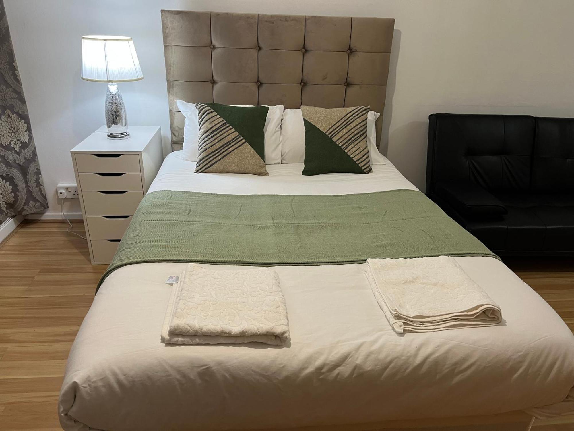 Ensuite With Kitchen Ext Large With Balcony In Zone 2 Лондон